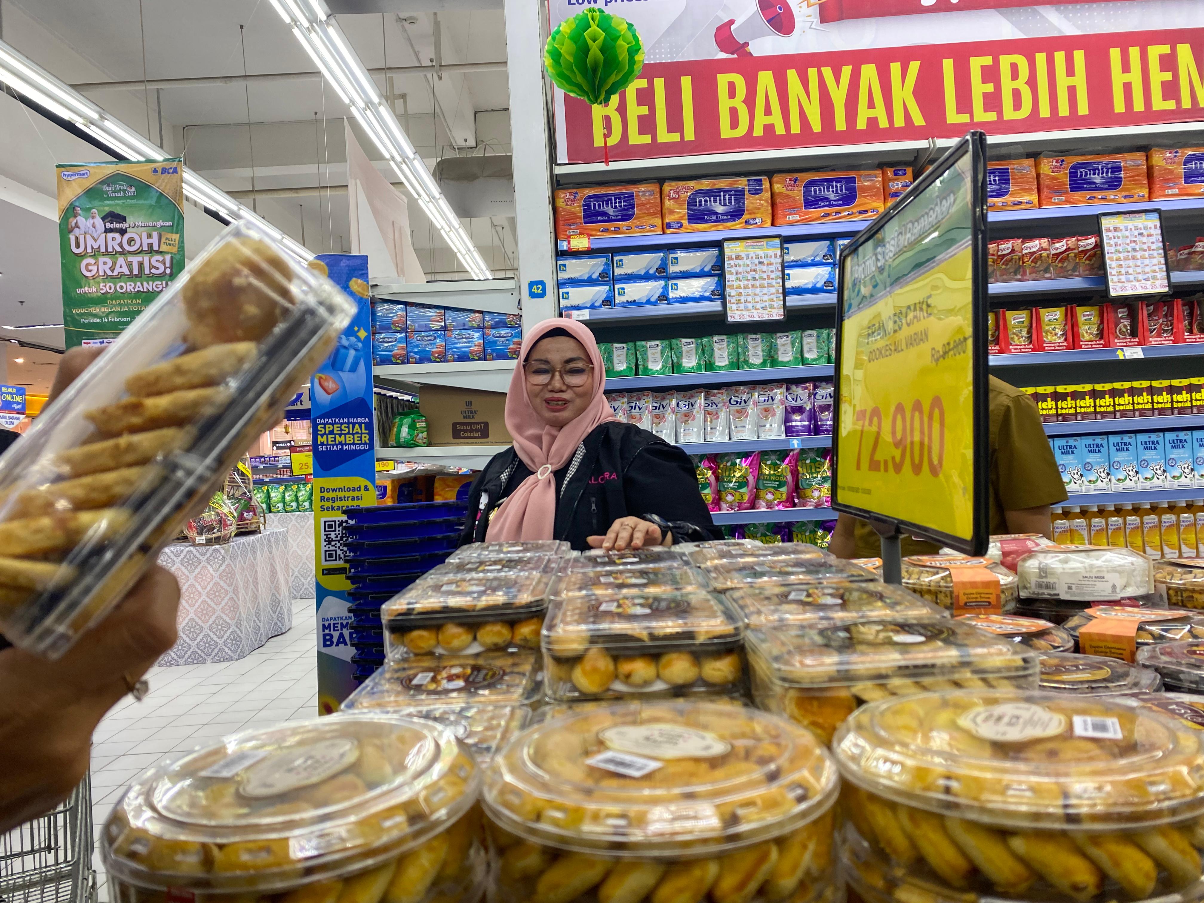 Wabup Kotim Irawati meninjau ritel modern. MIFTAH/KALTENGPOS.JAWAPOS.COM