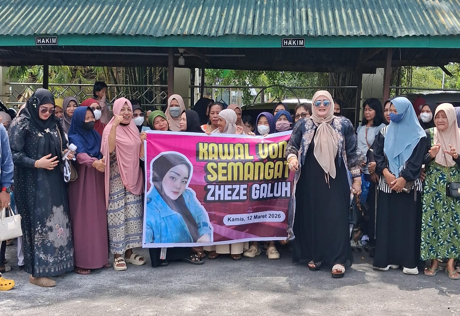 Para pendukung Zhe Zhe Galuh di PN Palangka Raya. AGUS PRAMONO/KALTENGPOS.JAWAPOS.COM