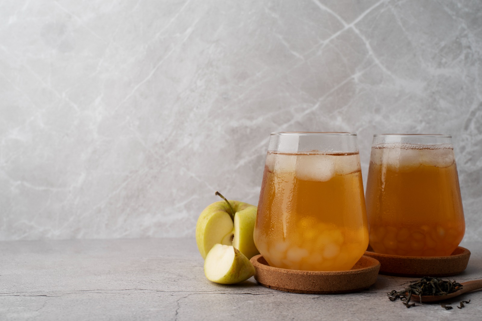 ILUSTRASI : Teh hangat atau es teh buat buka puasa. FREEPIK