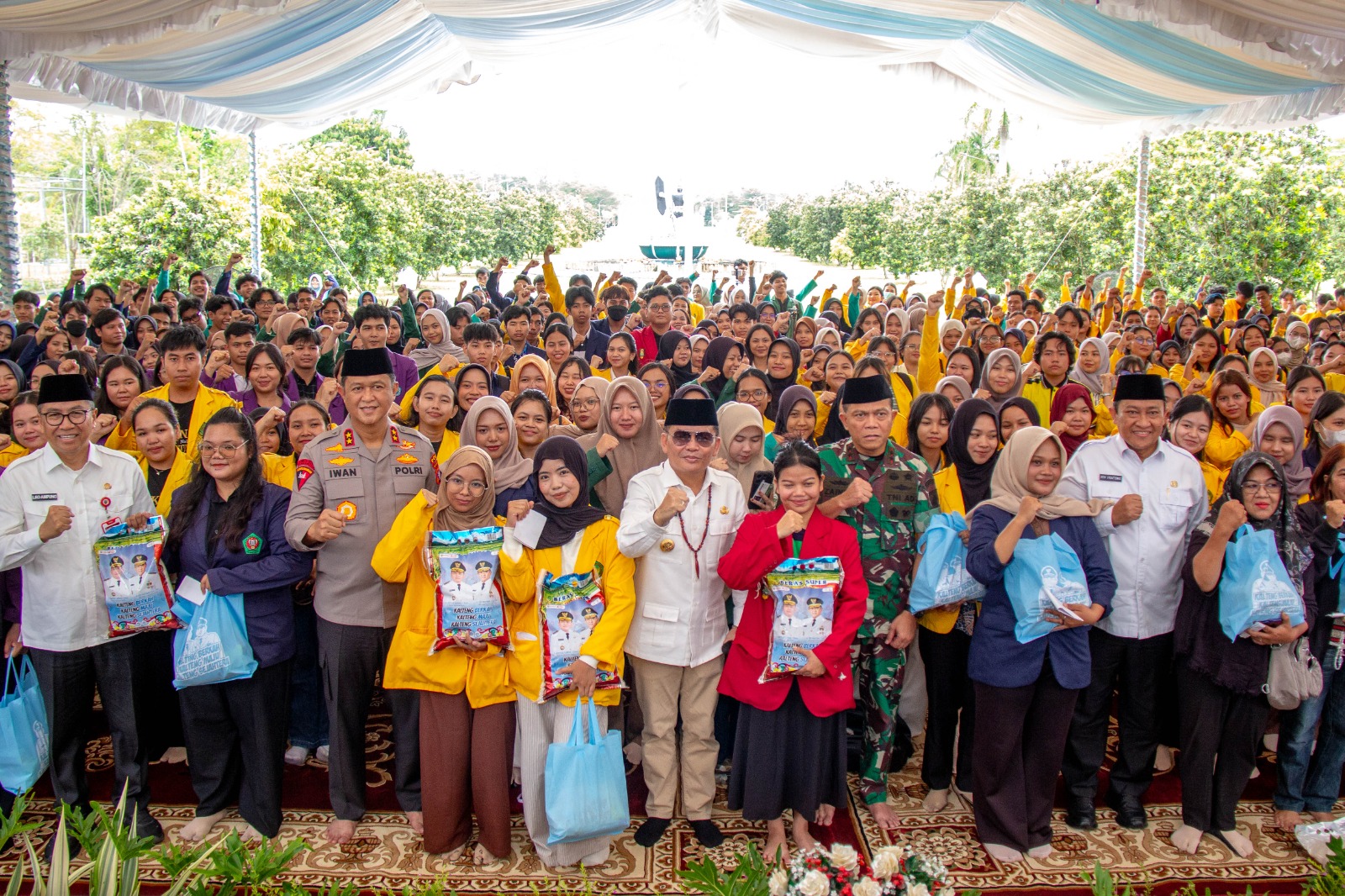 Gubernur Kalteng, H. Agustiar Sabran menyapa mahasiswa yang memadati halaman Istana Isen Mulang. ARIEF PRATHAMA/ KALTENG POS