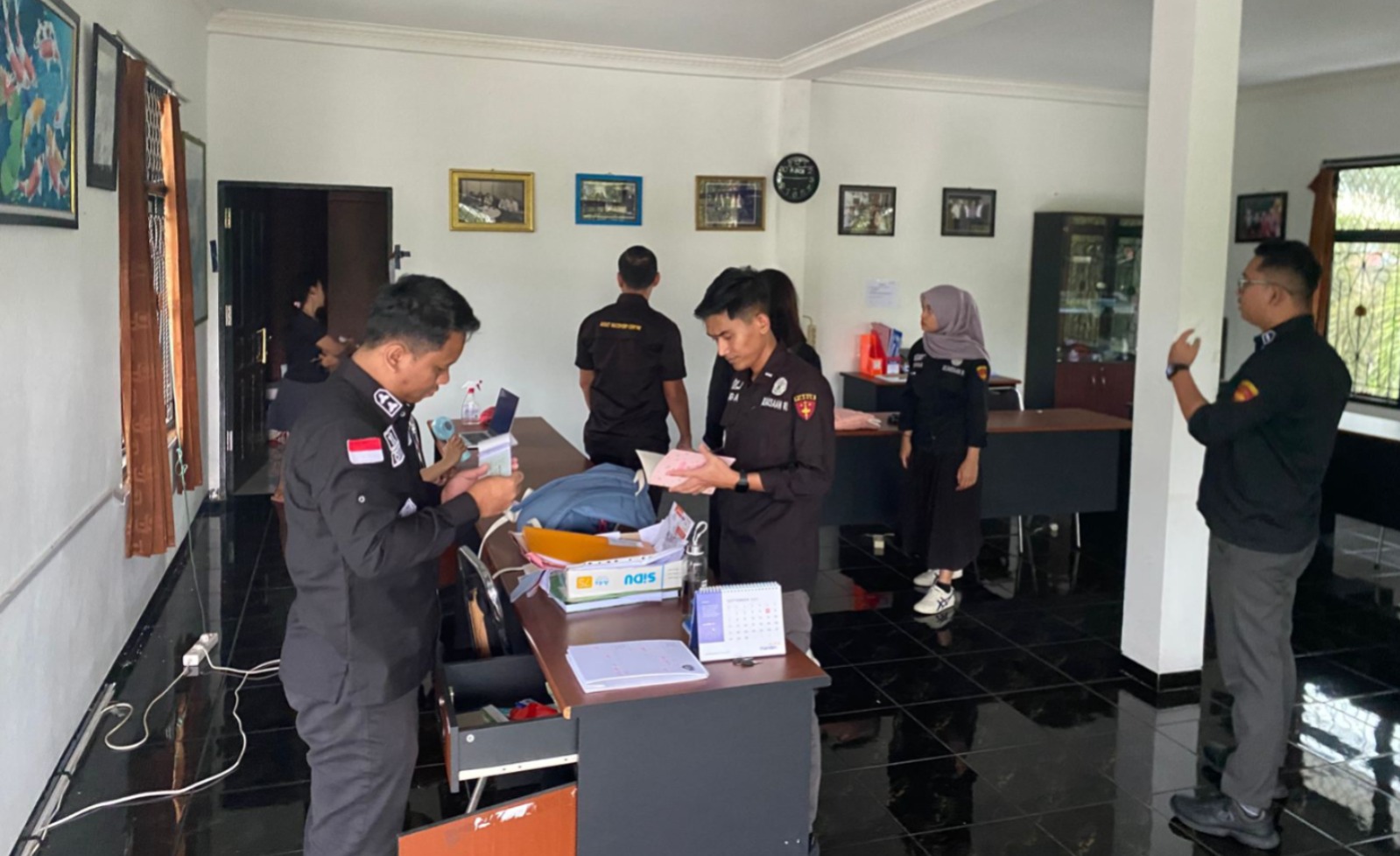 Penggeledahan oleh penyidik Kejati Kalteng. HUMAS