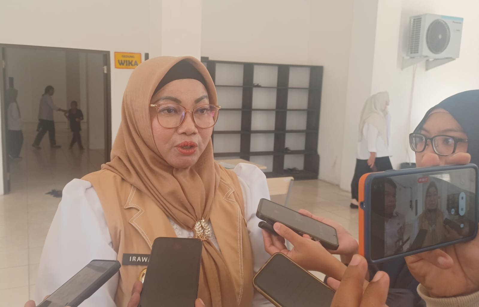 Wakil Bupati Kotawaringin Timur, Irawati saat diwawancarai awak media, Kamis (12/3/2026). BAHRI/KALTENG POS