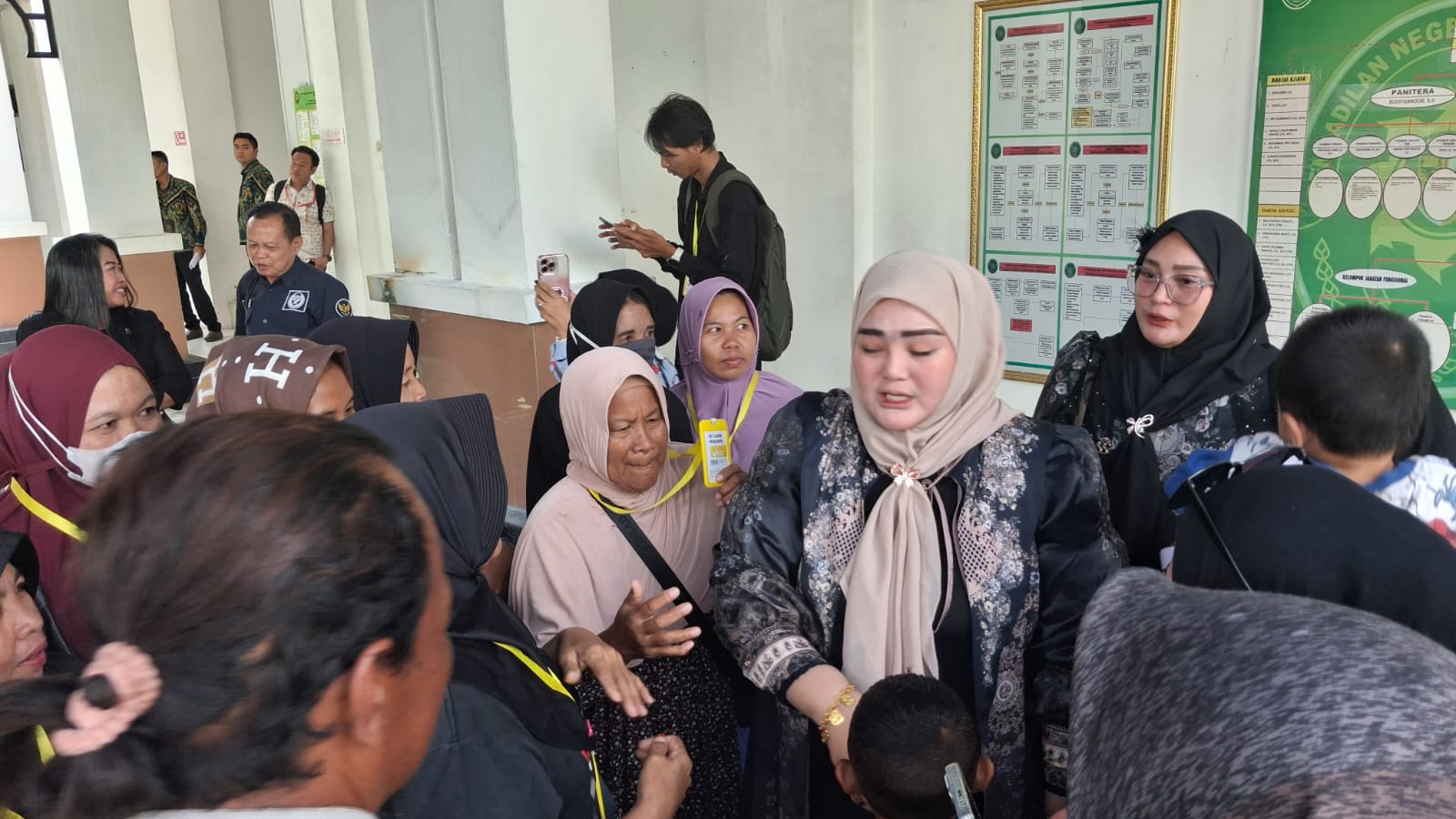 Zhe Zhe Galuh  bersama para pendukungnya. AGUS PRAMONO/KALTENGPOS.JAWAPOS.COM