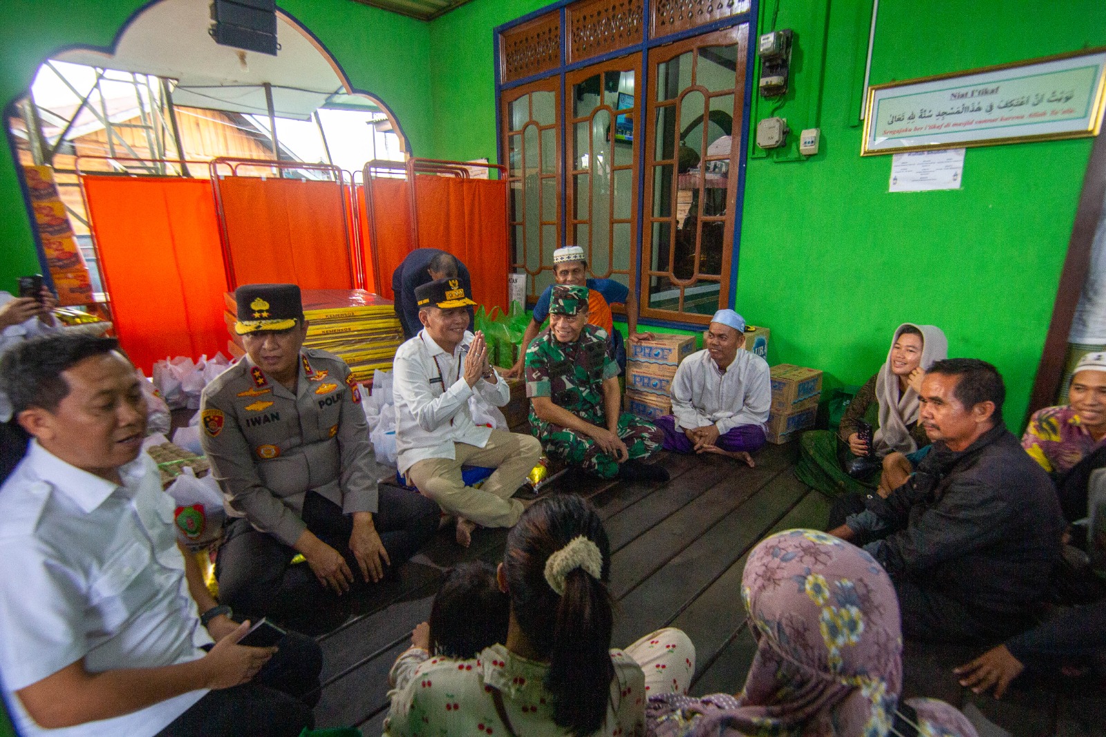 Gubernur H Agustiar Sabran tinjau korban kebakaran di kawasan Pahandut. ARIEF PRATHAMA/KALTENG POS   