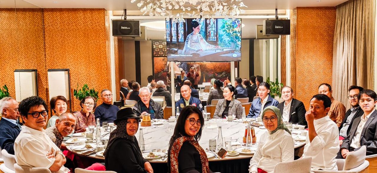 Dahlan Iskan dan kerabat berbuka puasa di Xiang Fu Hai Lt.6 Hotel Vasa Surabaya.