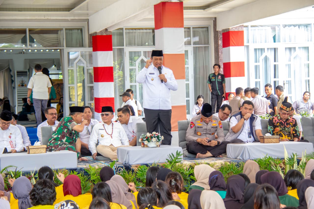 Wagub Kalteng H. Edy Pratowo saat menyampaikan sambutan dalam kegiatan pasar murah khusus mahasiswa.ARIEF PRATHAMA/KALTENG POS
