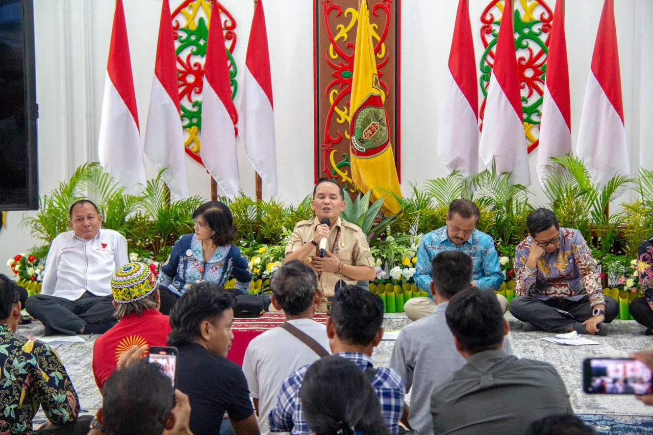 Gubernur Kalteng H Agustiar Sabran duduk bersama warga yang bergelut dengan tambang emas. ARIEF PRATHAMA/KALTENG POS