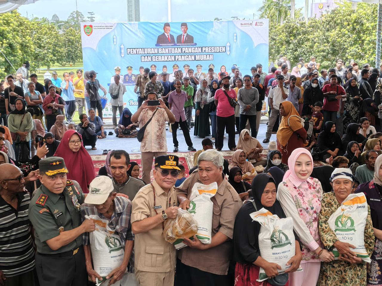 Gubernur Kalteng H Agustiar Sabran bersama masyarakat penerima manfaat Banpres dan KHBS. ARIEF PRATHAMA/KALTENG POS