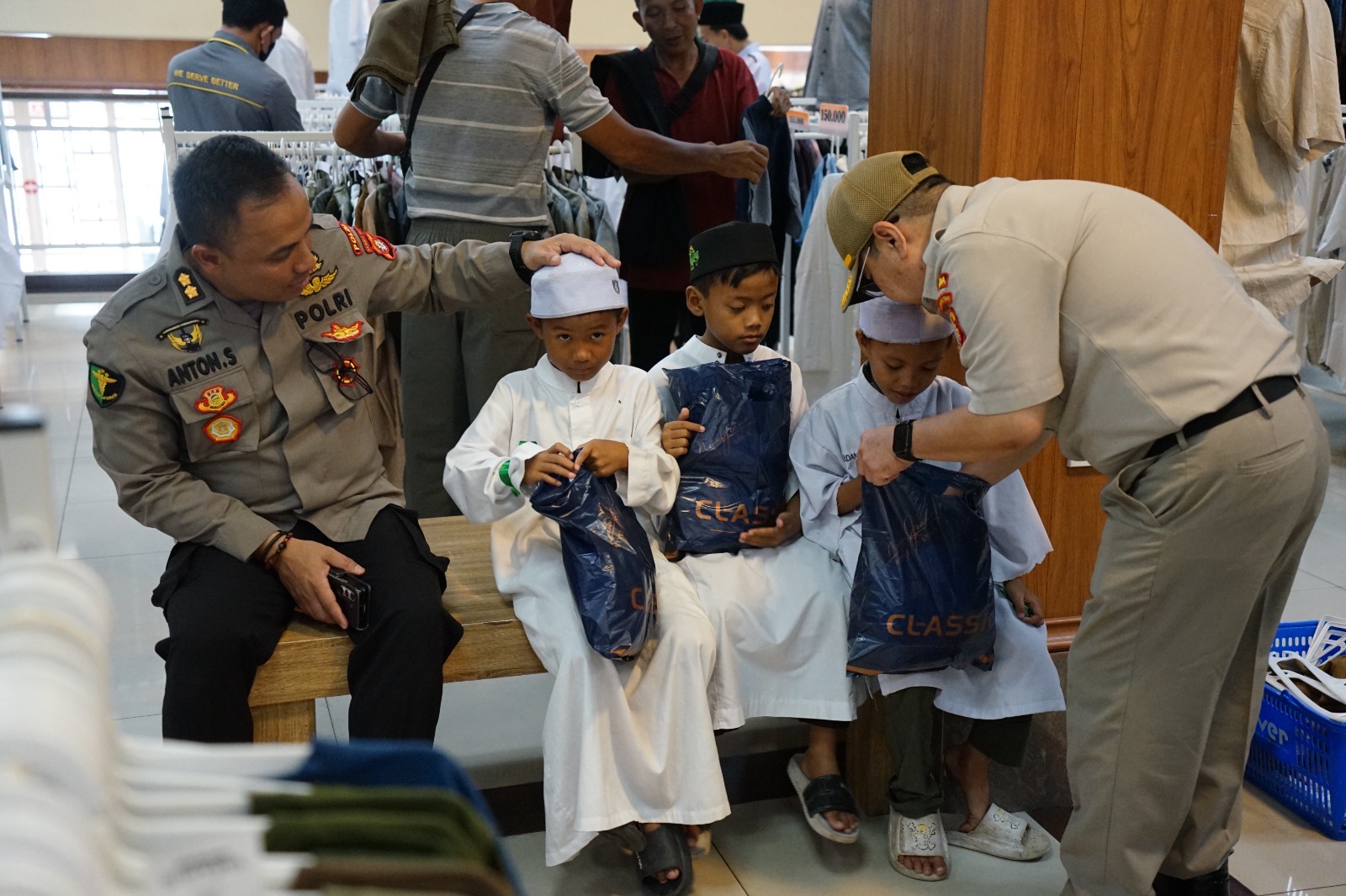 Karumkit Bhayangkara Tingkat III Palangka Raya, AKBP dr. Anton Sudarto, bersama anak-anak yatim saat berbelanja. HUMAS