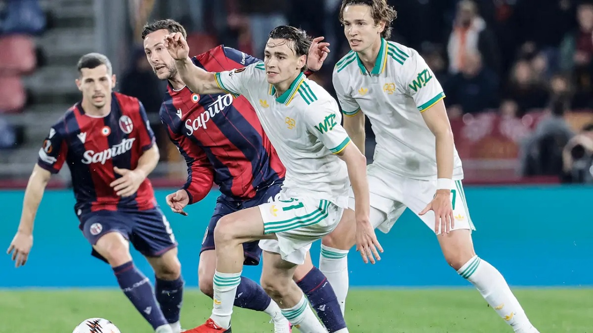 Federico Bernardeschi dan Niccolo Pisilli berduel dalam laga Bologan vs AS Roma pada leg 1 babak 16 Besar UEFA Europa League di Stadion Renato DallAra, Jumat (13/3/2026). (Sumber: ANSA/ELISABETTA BARA