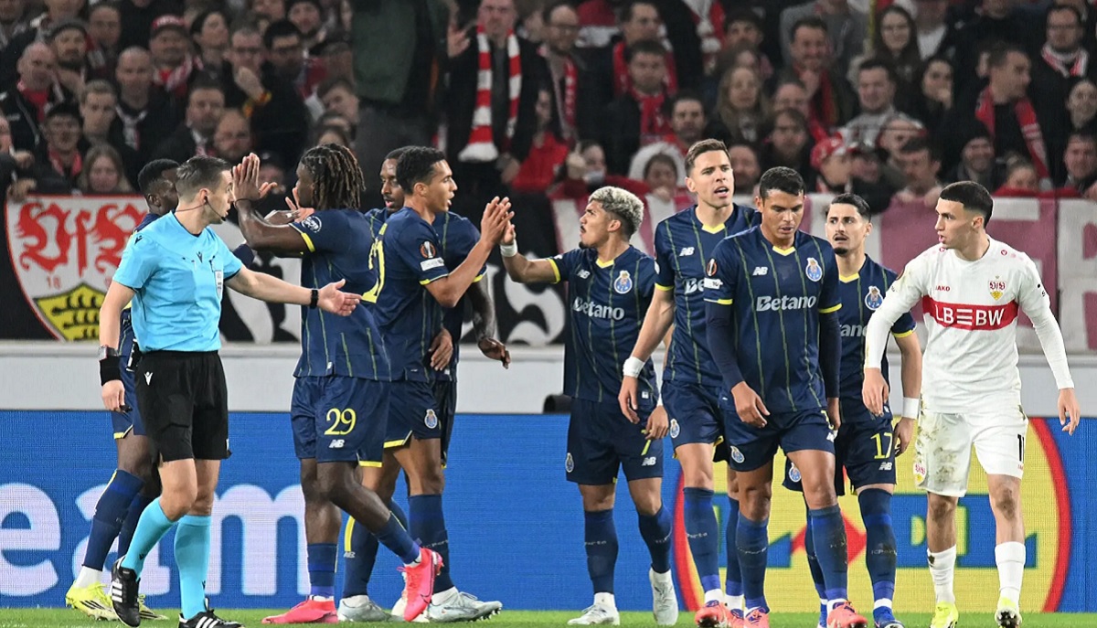 Para pemain Porto FC merayakan gol dalam laga melawan VfB Stuttgart pada leg 1 babak 16 Besar UEFA Europa League di MHP Arena, Jumat (13/3/2026) dini hari WIB. (Sumber: Thomas Kienzle/AFP)