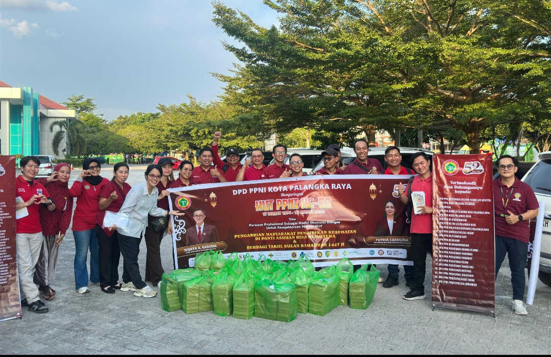  PPNI Kota Palangka Raya berfoto bersama sebelum berbagi takjil di Jalan G Obos Raya, Jumat (13/3).SHAFA/KALTENG POS