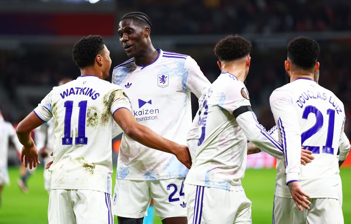Pemain Aston Villa Olli Watkins berselebrasi dengan rekan timnya usai mencetak gol kontra Lille OSC di Stade Pierre-Mauroy, Jumat (13/3/2026) dini hari WIB.  (Sumber: James Marsh/Shutterstock)