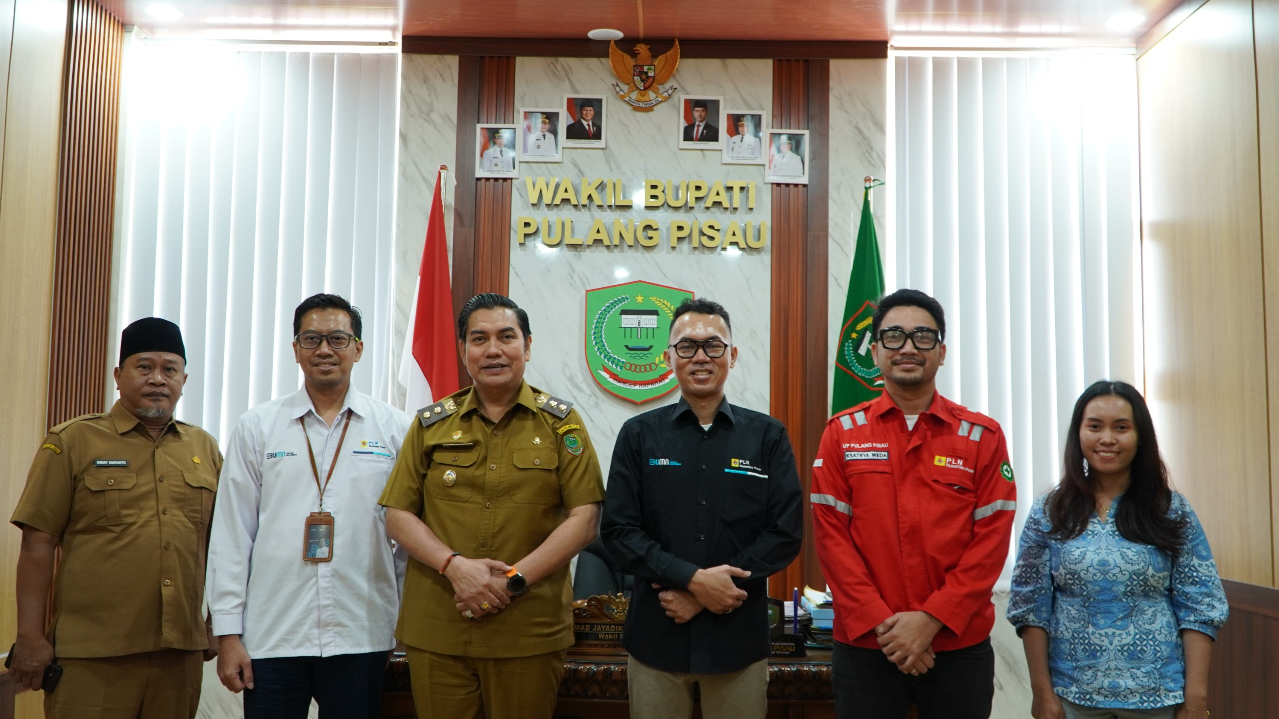 Wakil Bupati Pulang Pisau bersama Manajer Umum PT PLN Nusantara Power Nanang Kurniawan. HUMAS  