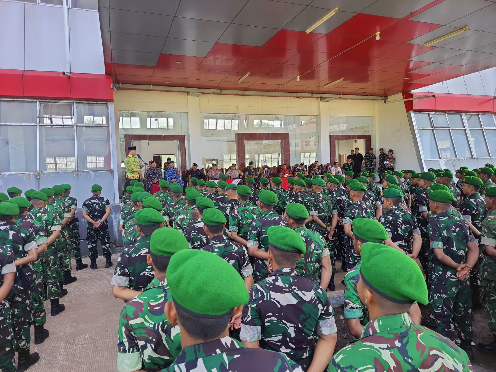 Bupati Halikinnor menyambut kedatangan Yonif 923 Mentaya di Sampit. MIFTAH/KALTENGPOS.JAWAPOS.COM