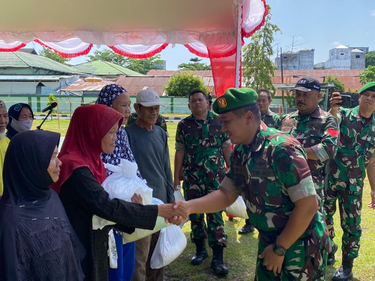 Warga mendapatkan paket sembako. MIFTAH/KALTENGPOS.JAWAPOS.COM