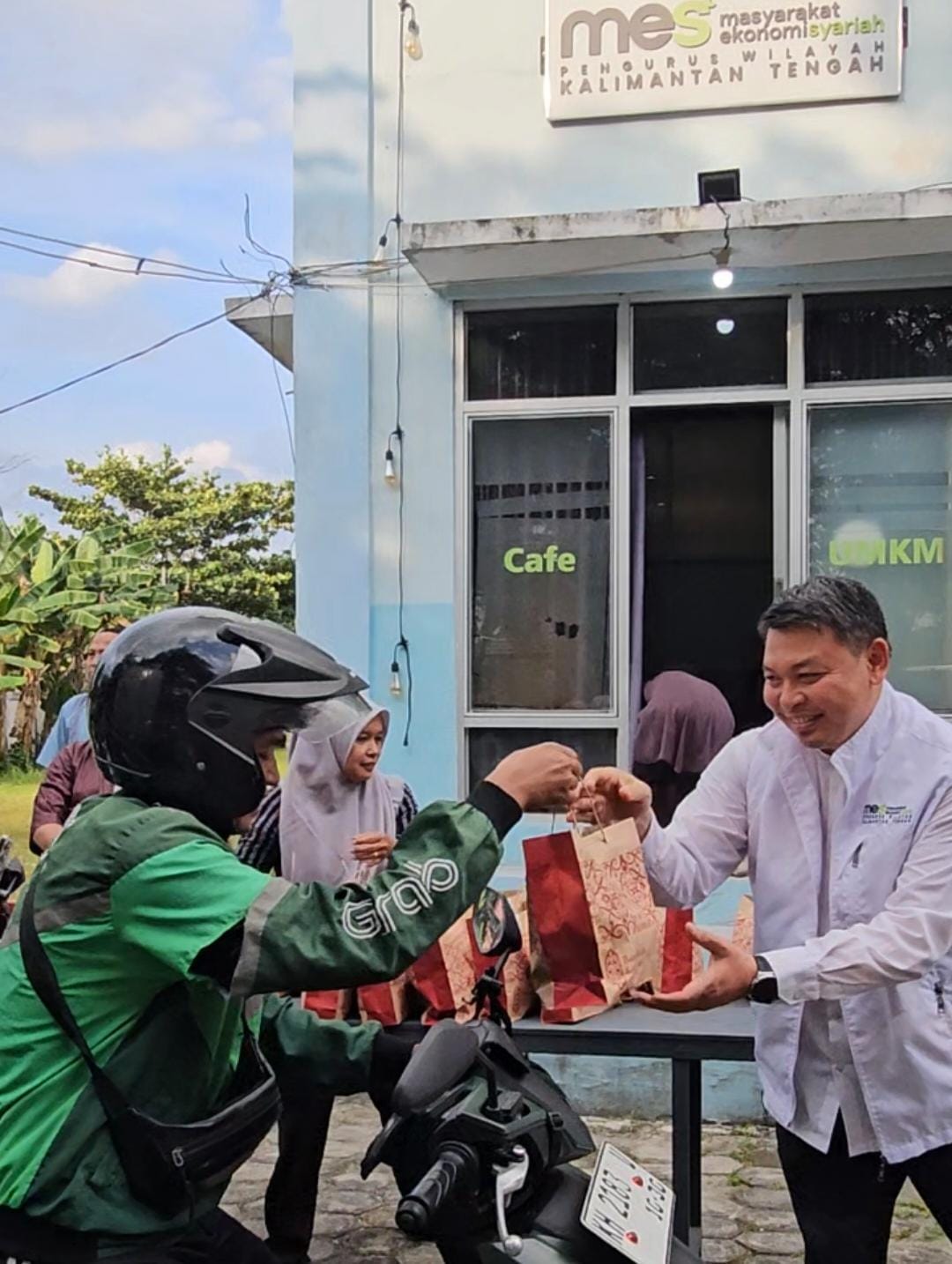Heru Hidayat selaku Sekretaris MES Kalteng turun langsung membagikan takjil. HUMAS