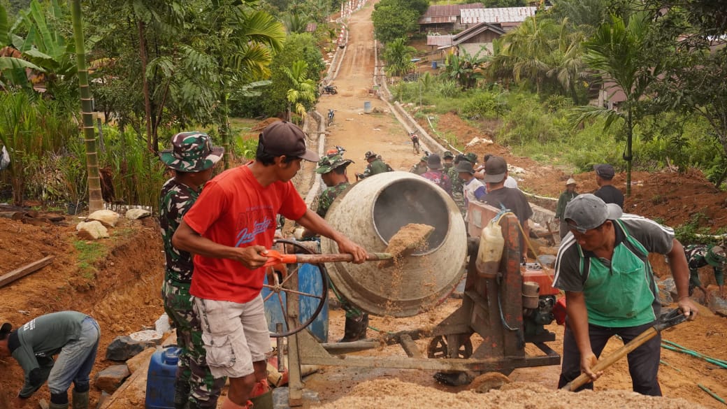 Warga dan TNI bahu membahu membangun Drainase sepanjang 325 meter. PENREM
