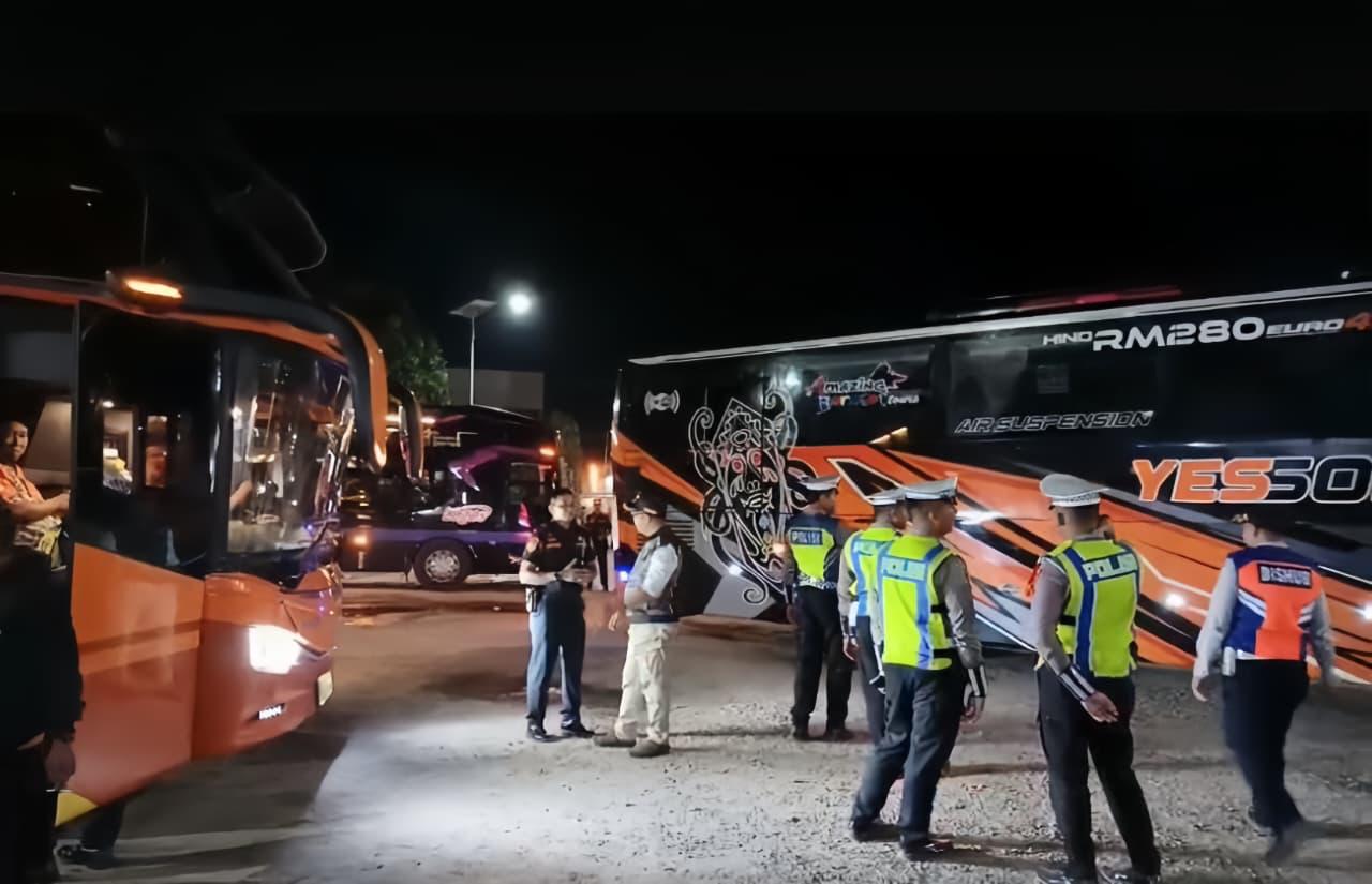 Aktivitas Terminal Patih Rumbih semakin padat. MIFTAH/KALTENGPOS.JAWAPOS.COM
