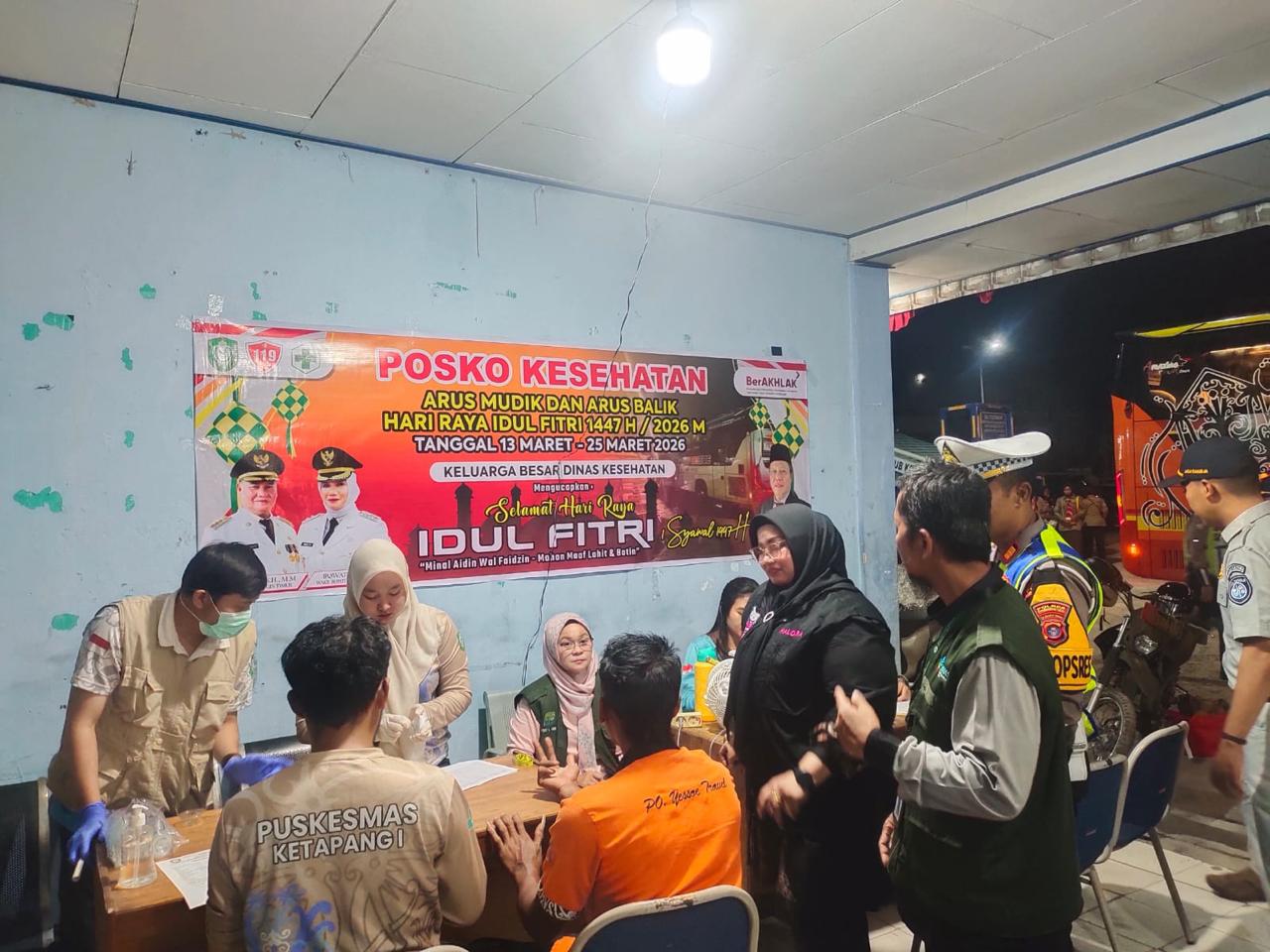 Wakil Bupati Kotim, Irawati memantau pengecekan kondisi pengemudi dan kernet bus. MIFTAH/KALTENGPPS.JAWAPOS.COM