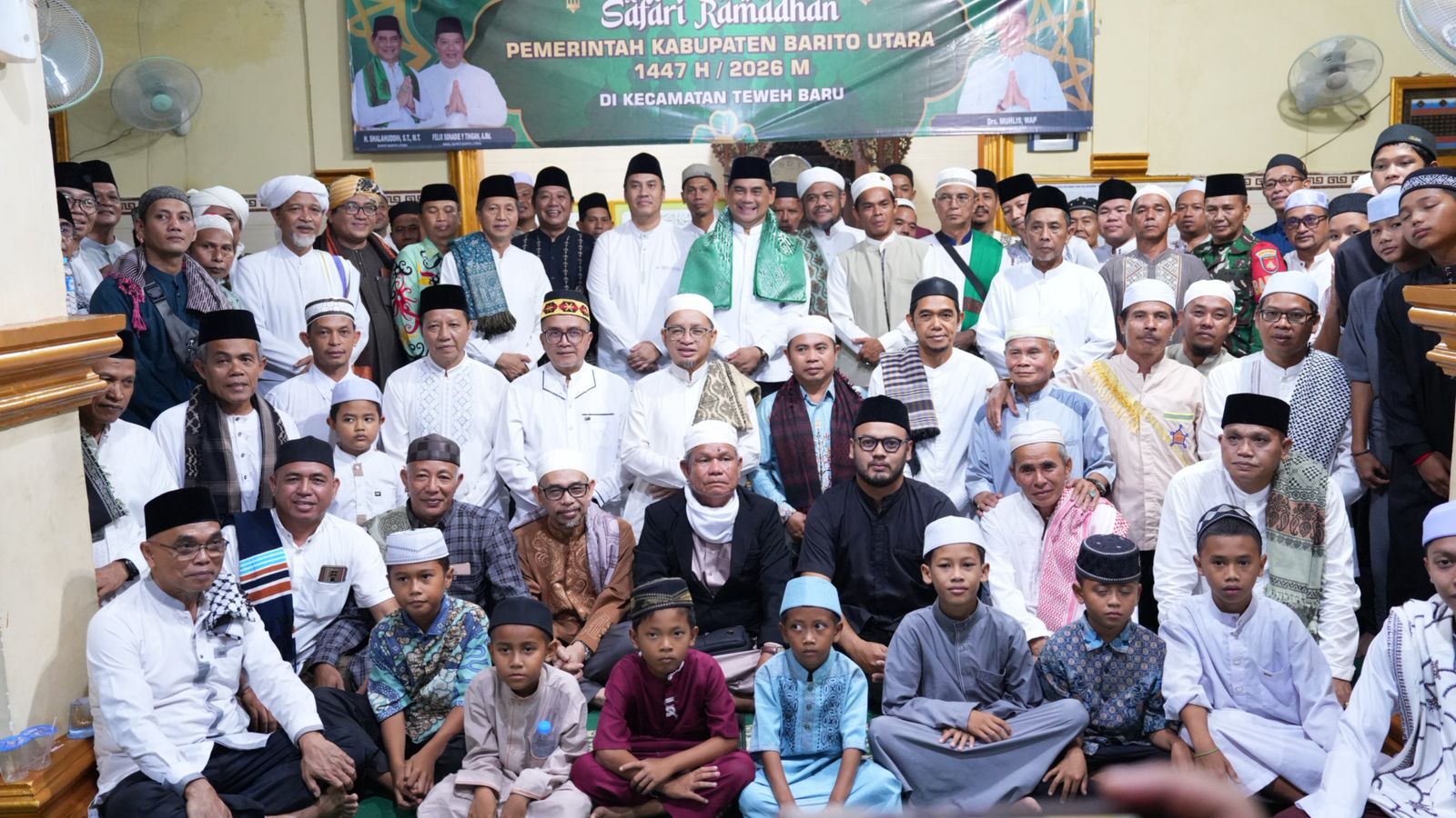 Bupati Shalahuddin bersama jajaran dengan jamaah Masjid Babussalam pada safari ramadan di kelurahan Jambu, Kecamatan Teweh Baru. RENO SAPUTRA/KALTENG POS