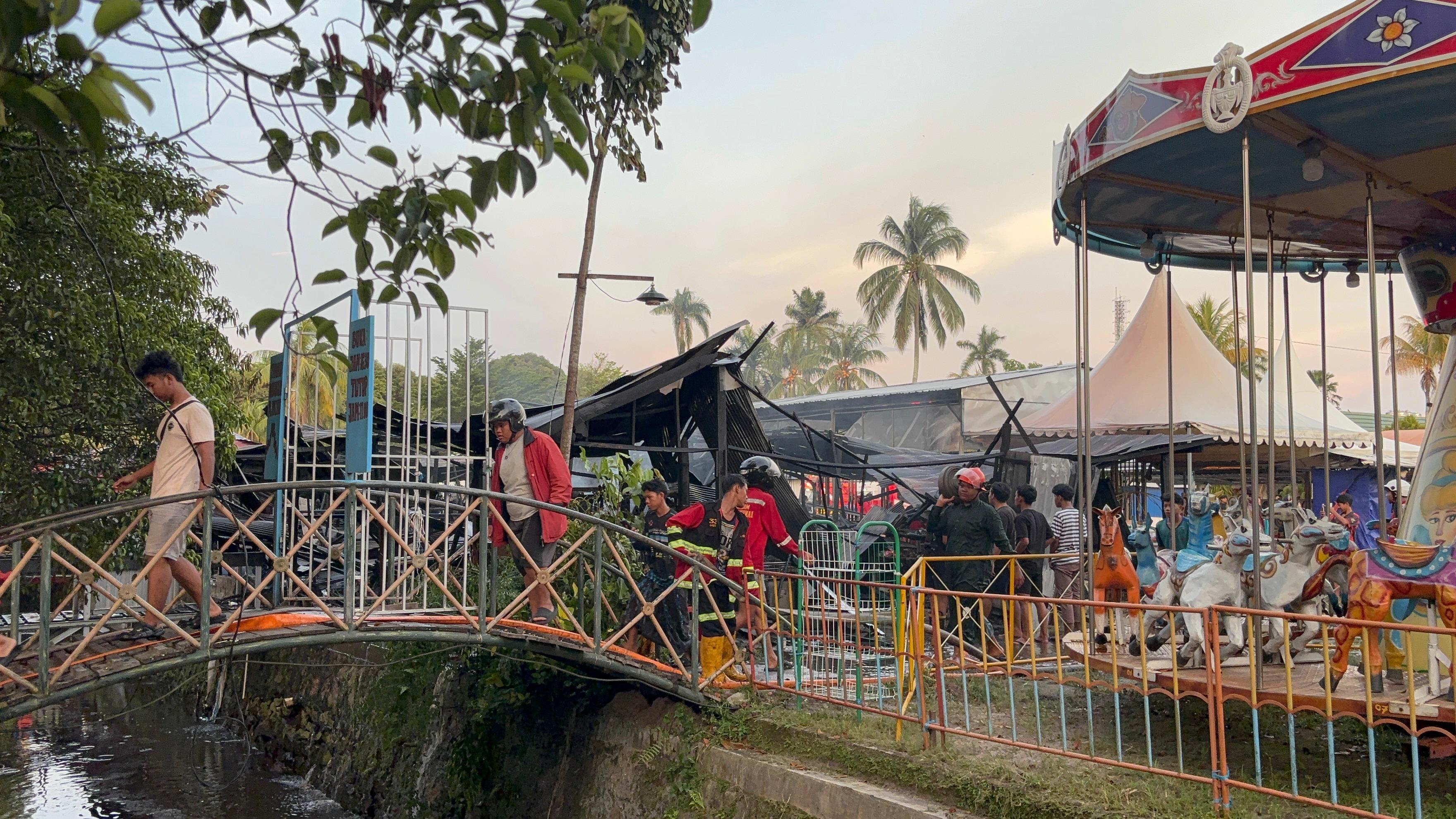 Petugas pemadam kebakaran bersama relawan melakukan proses pendinginan di lokasi kebakaran warung soto di kawasan Jalan Yos Sudarso, Kota Palangka Raya. RIFQI/KALTENG POS