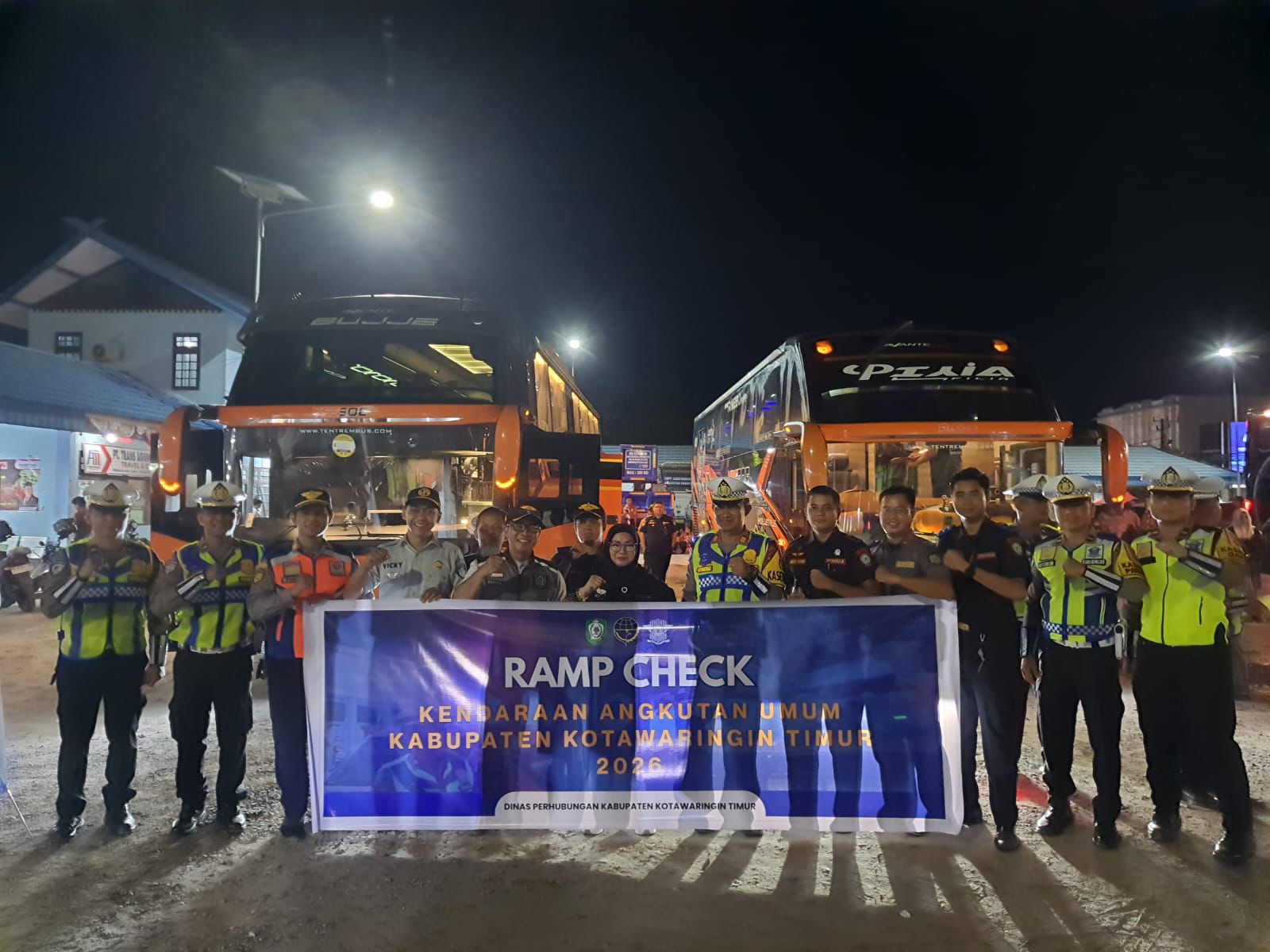 Pihak Dishub dan kepolisian saat cek bus di terminal. MIFTAH/KALTENGPOS.JAWAPOS.COM