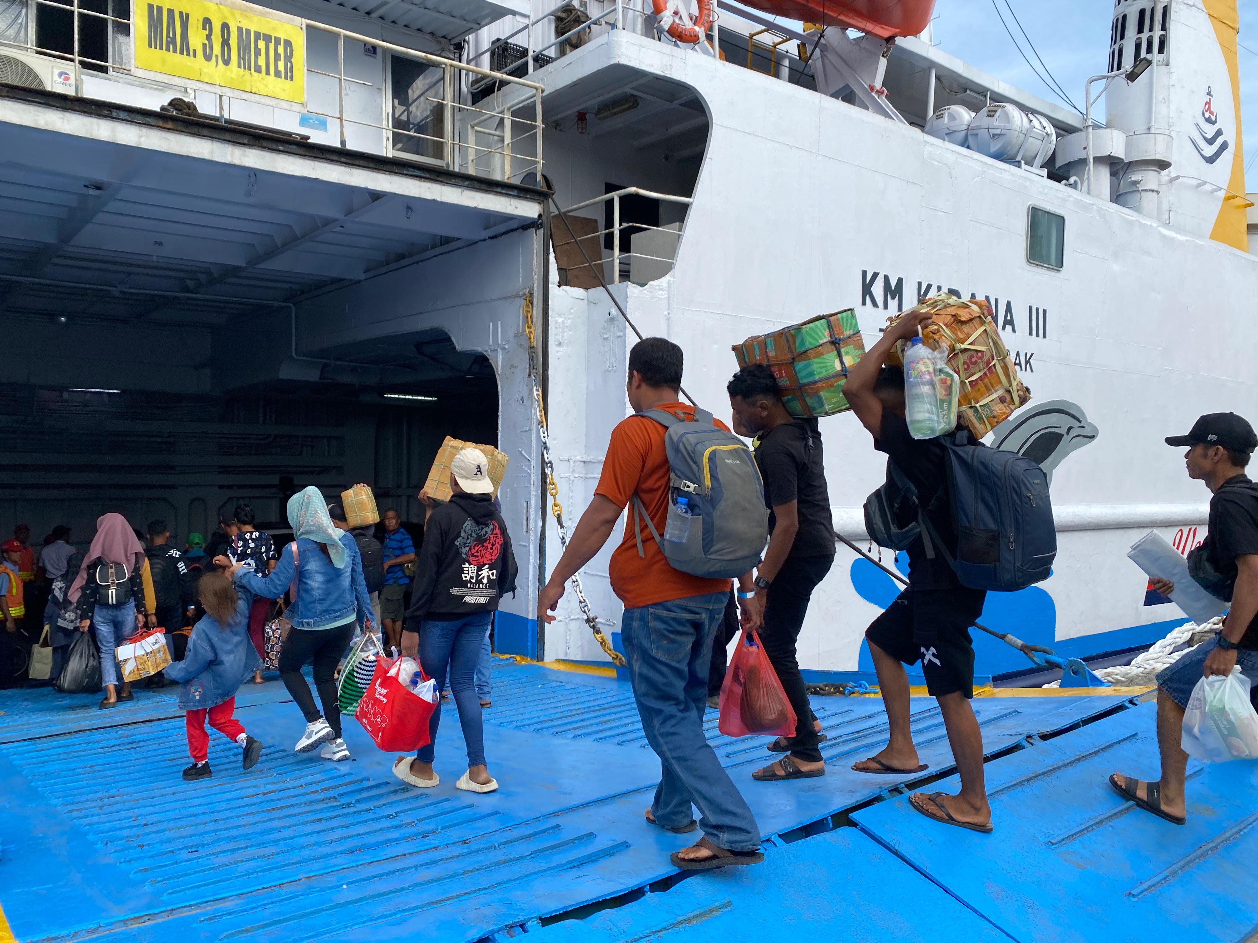 Penumpang KM Kirana III di Pelabuhan Sampit. MIFTAH/KALTENGPOS.JAWAPOS.COM