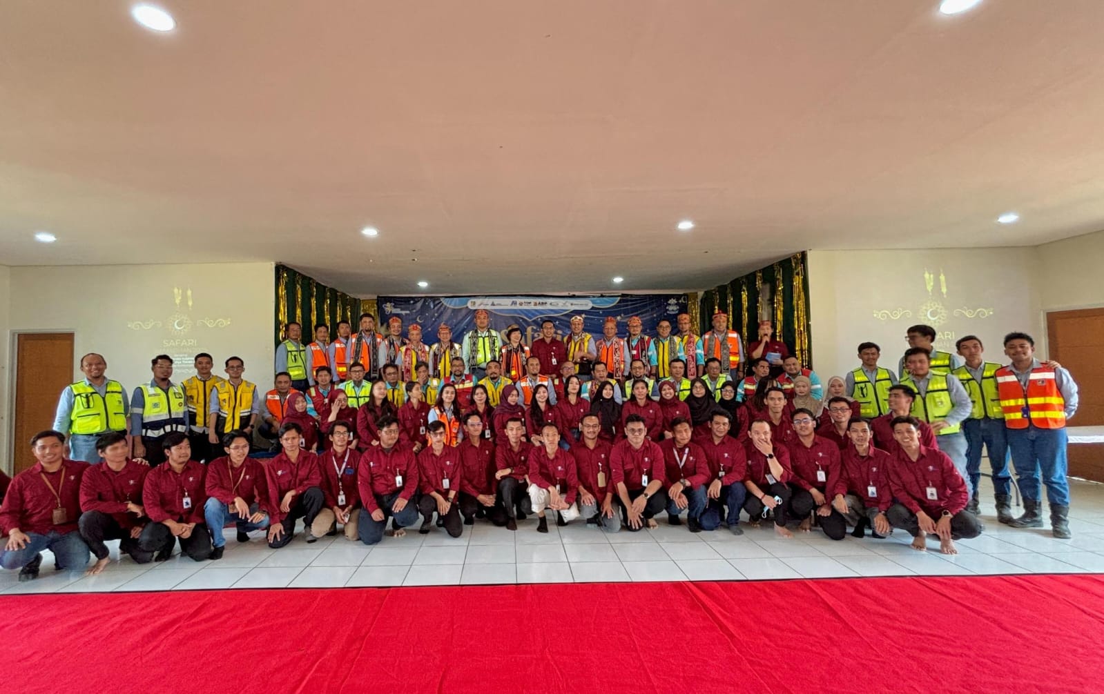 Kebersamaan direksi PT PAMA dan TTA Group saat buka bersama dengan siswa. HUMAS   