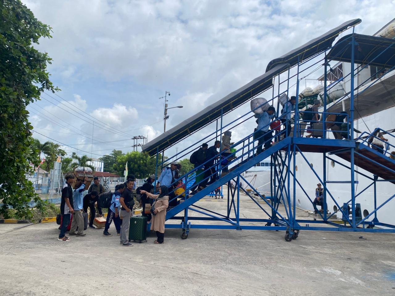 Oenumoang kapal via Pelabuhan Sampit.MIFTAH/KALTENGPOS.JAWAPOS COM