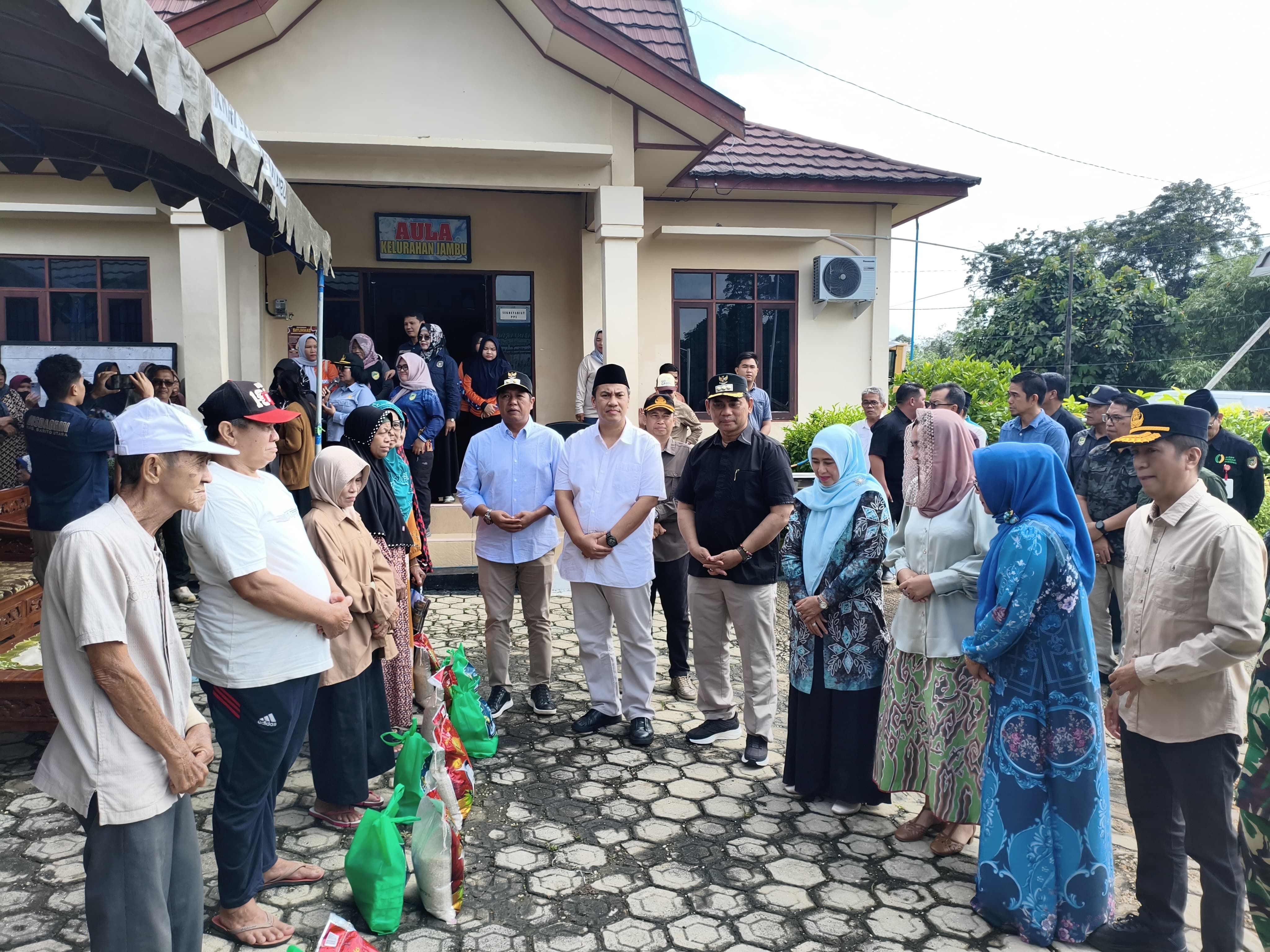 Bupati Shalahuddin bersama jajaran saat mendatangi Kelurahan Jambu pada Gelaran Pasar Murah Jelang Lebaran Idulfitri 1447 H.RENO SAPUTRA/KALTENG POS