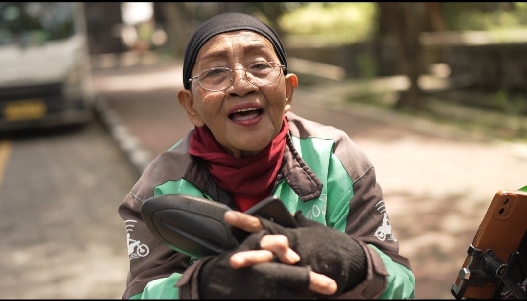 Endang Sulastri, salah satu pengemudi  menerima BHR.HUMAS