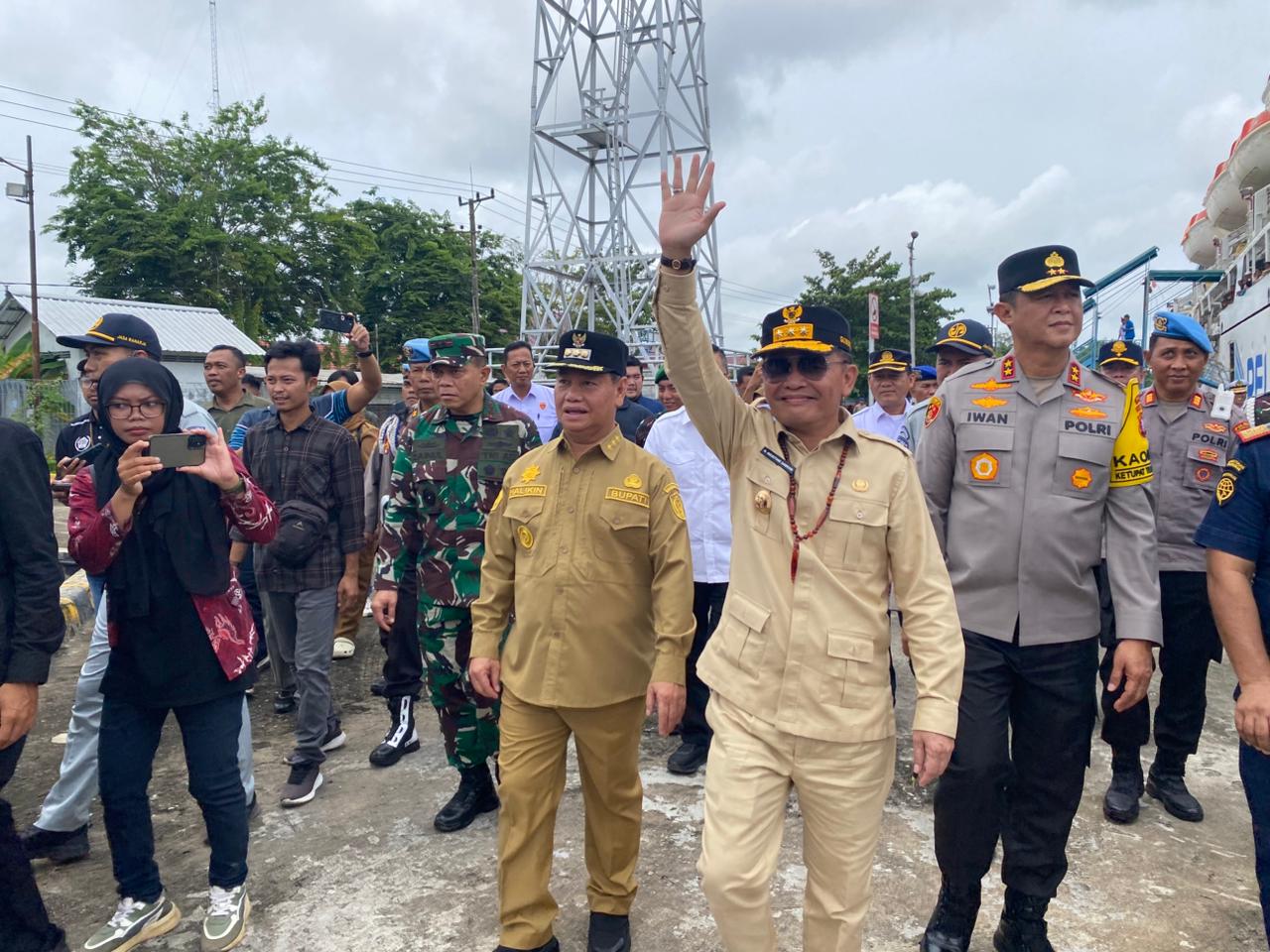 Gubernur Agustiar Sabran didampingi Bupati Kotim, Kapolda dan Pangdam tinjau Pelabuhan Sampit. MIFTAH/KALTENGPOS.JAWAPOS.COM