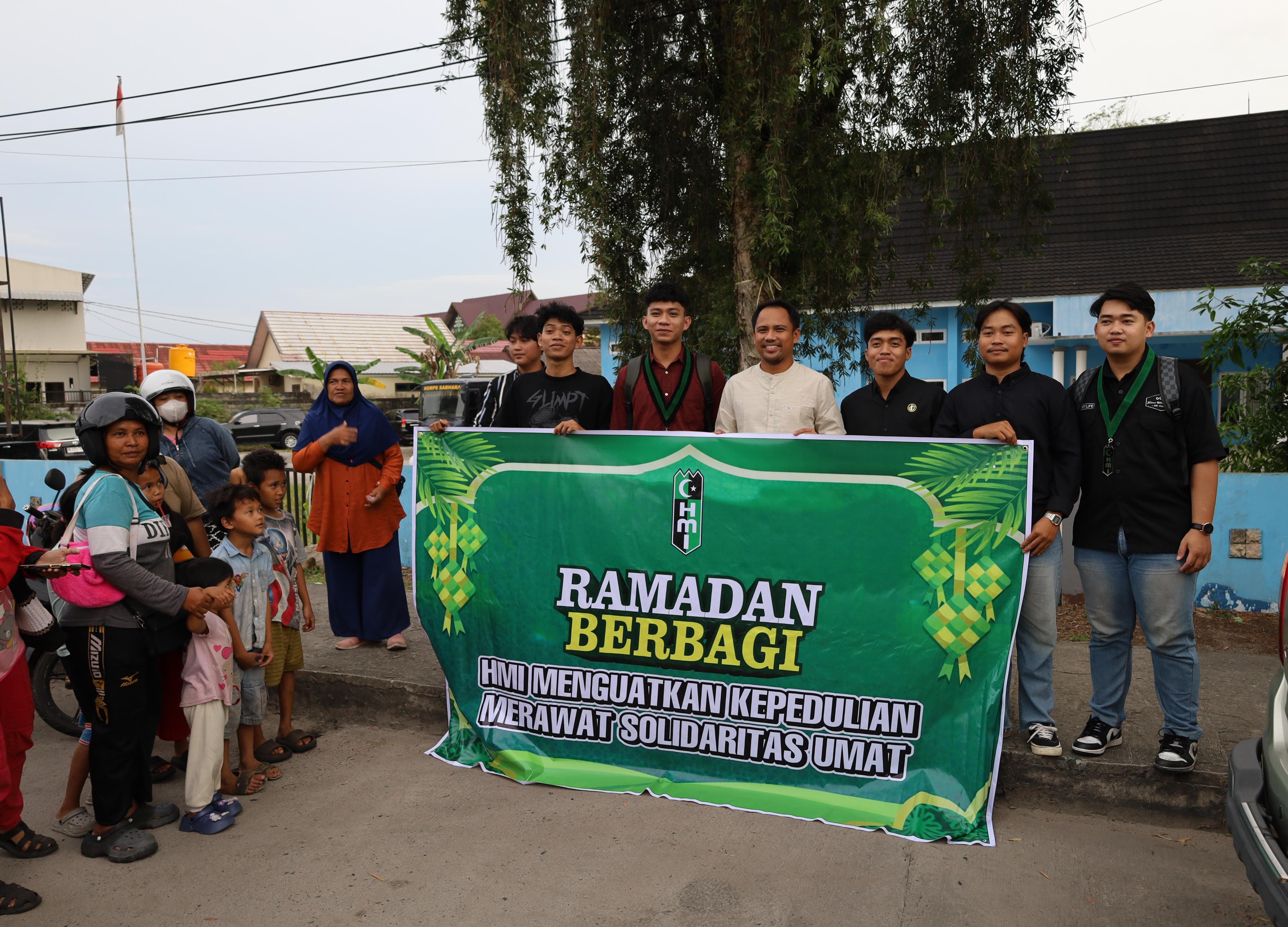 Para mahasiswa tergabung dalam BADKO HMI Kalteng berbagi takjil. AGUS PRAMONO/KALTENGPOS.JAWAPOS.COM