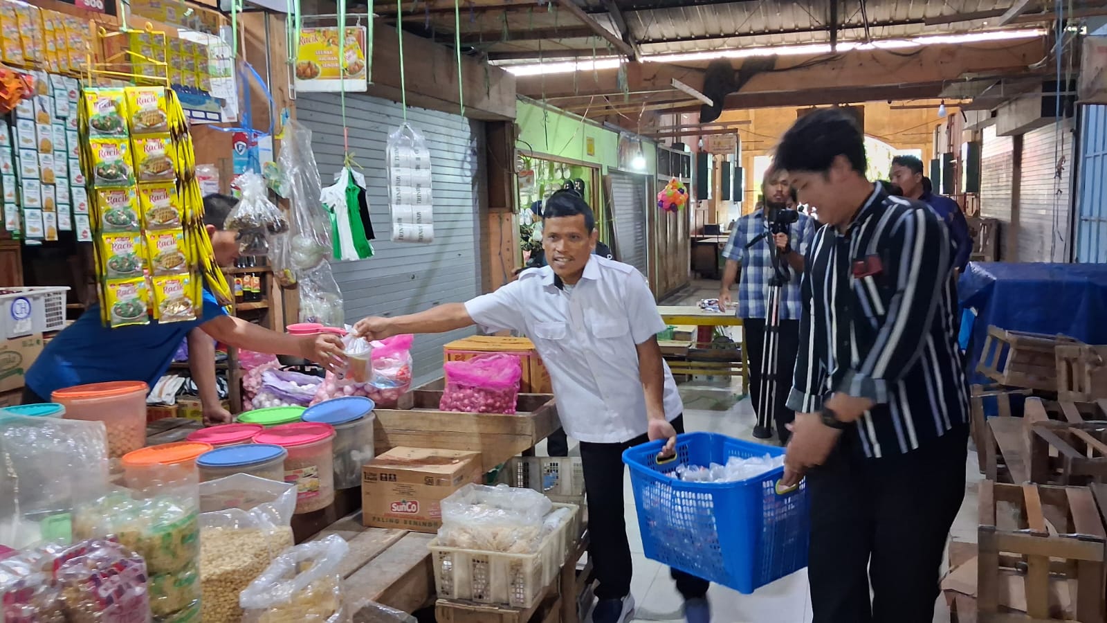 Para mahasiswa tergabung dalam BADKO HMI Kalteng berbagi takjil. AGUS PRAMONO/KALTENGPOS.JAWAPOS.COM