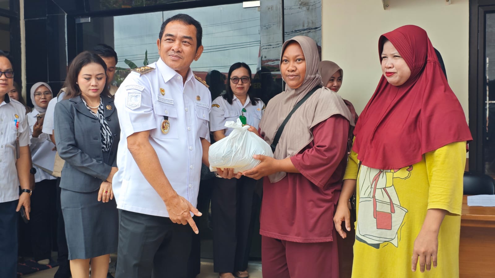 Wakil Bupati Barsel saat menyerahkan bantuan pemerintah Pusat di Kelurahan Hilir Sper. DENAR/KALTENG POS