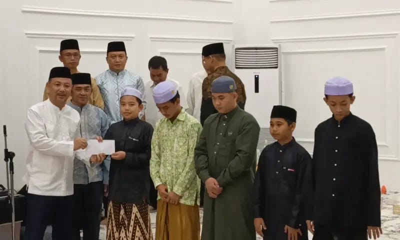Bupati memberikan santunan kepada anak yatim. DENAR/KALTENG POS