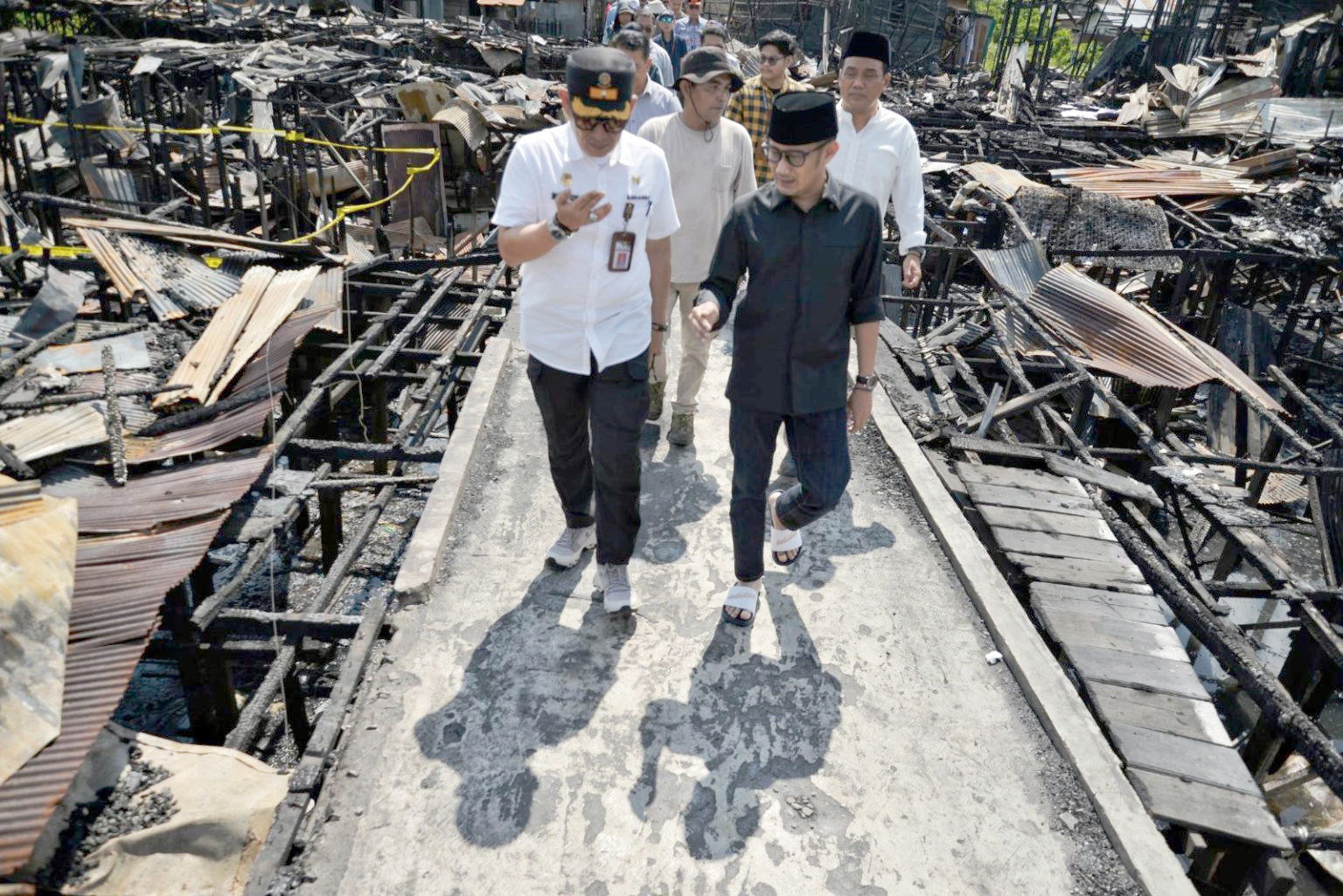 Wali Kota Palangka Raya, Fairid Naparin beserta forkompimda melihat kondisi serta puing-puing bangunan akibat kebakaran. DISKOMINFO