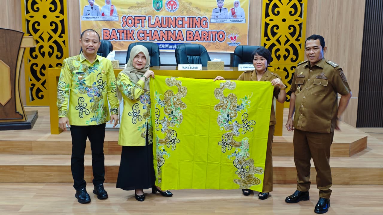 Ketua DEKRANASDA Barsel (Dua dari kiri) saat memperlihatkan otif Batik Channa Barito di Aula Setda Barsel. DENAR/KALTENG POS