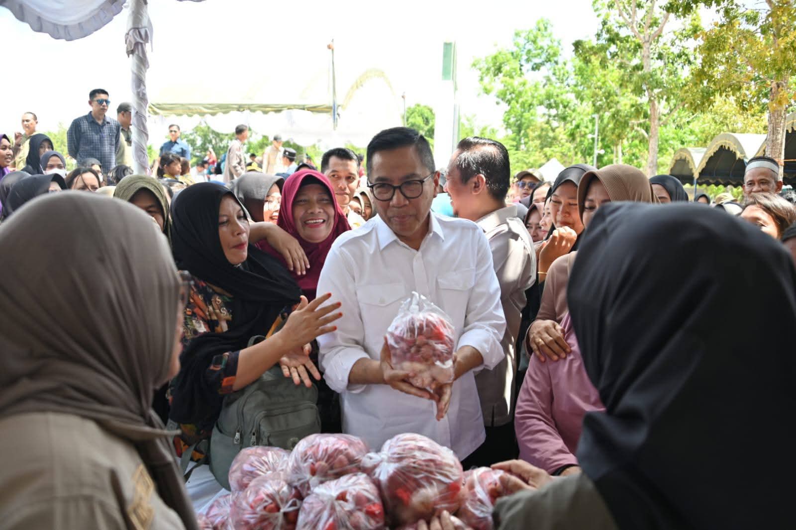 Plt Sekda Kalteng Leonard S. Ampung bersama warga di halaman Masjid Agung Sukamara. BIRO ADPIM