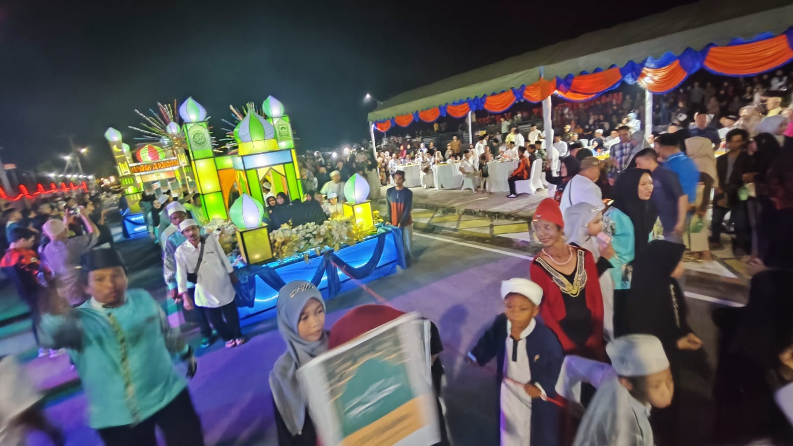 Lomba Tanglong Bagarakan Sahur. DENAR/KALTENG POS