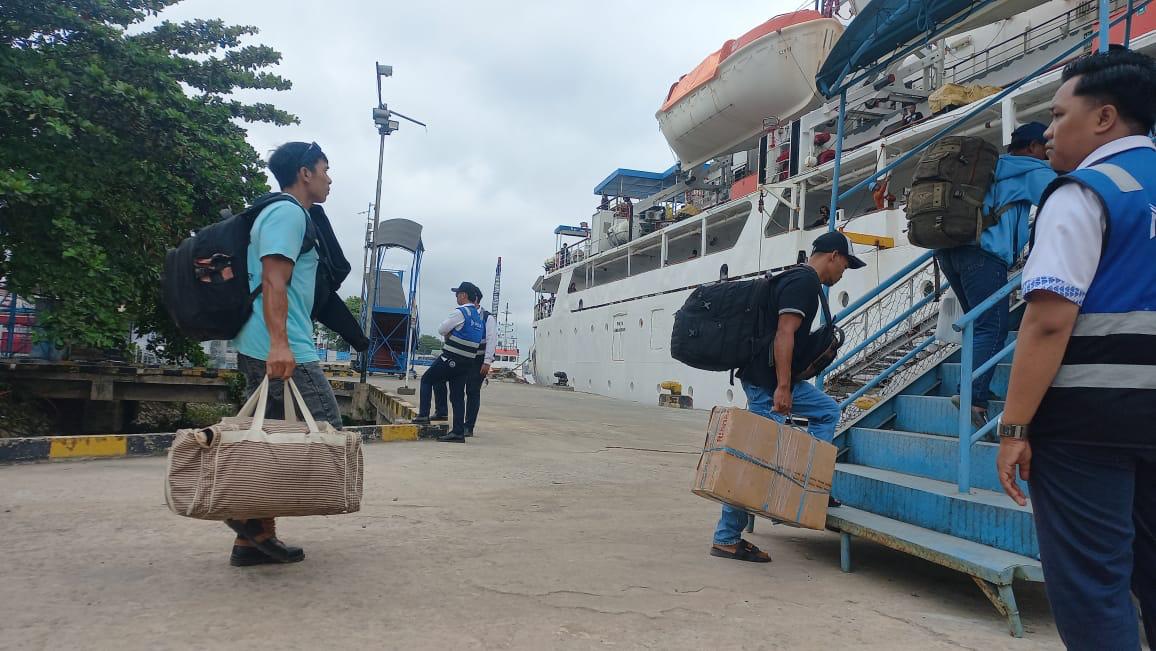 Pemudik melalui Pelabuhan Sampit. MIFTAH/KALTENGPOS.JAWAPOS.COM