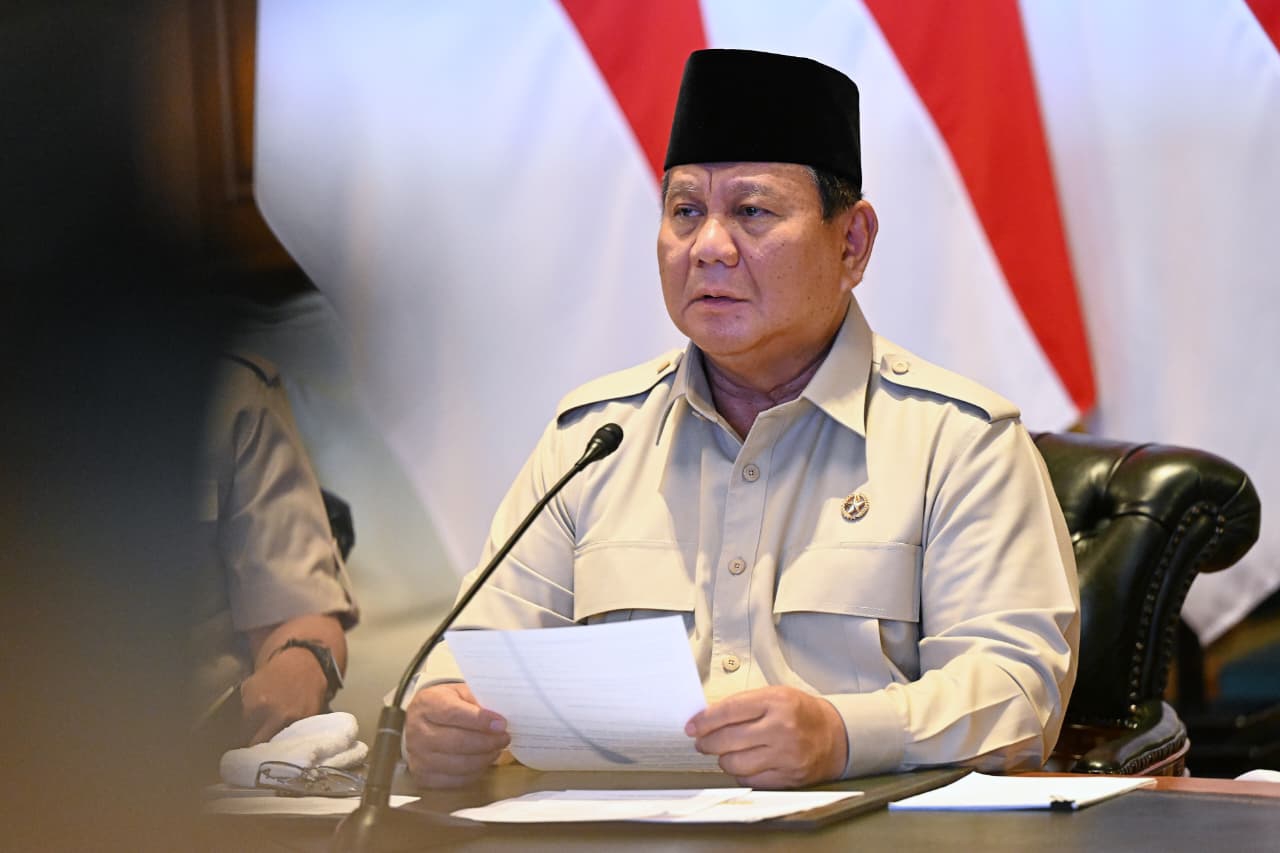 Presiden Prabowo Subianto memberikan sambutan dalam peresmian 218 jembatan melalui tayangan konferensi video dari Jakarta, Senin (9/3). KEMENSETNEGRI