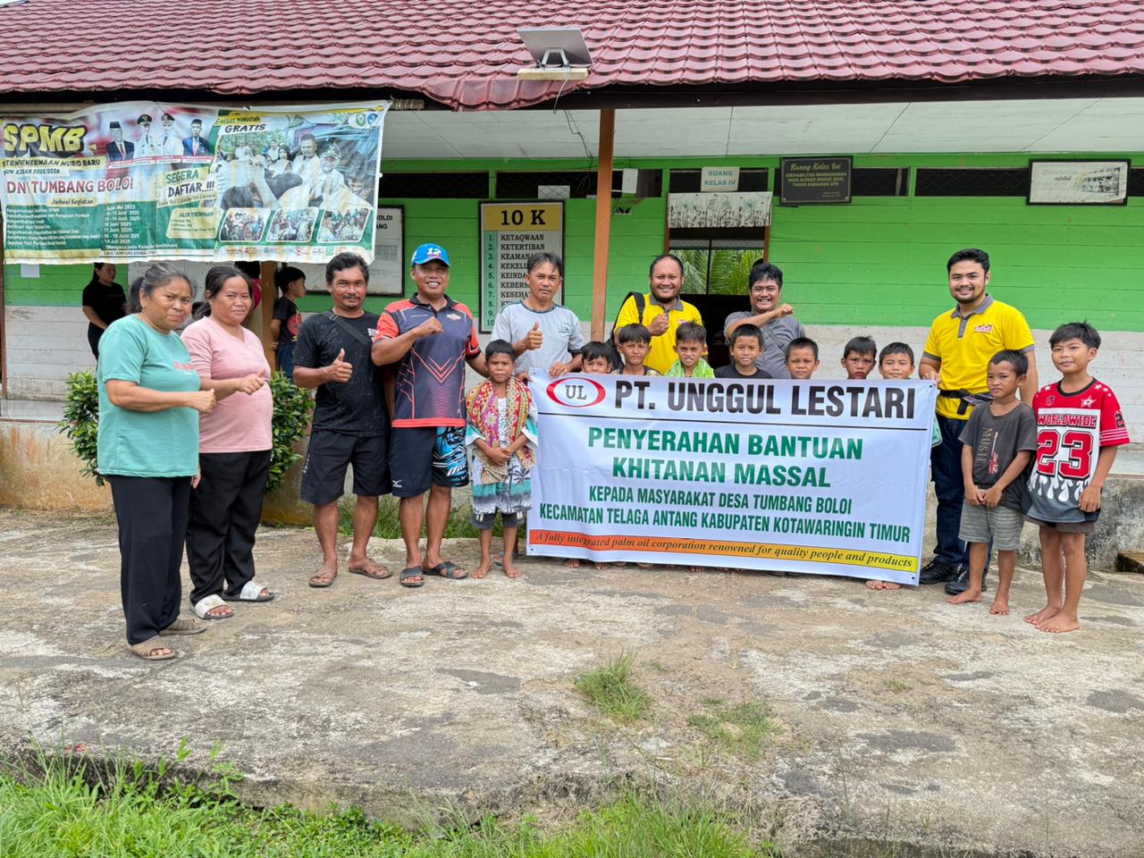 PT Unggul Lestari beserta anak-anak yang mau dikhitan massal gratis.HUMAS