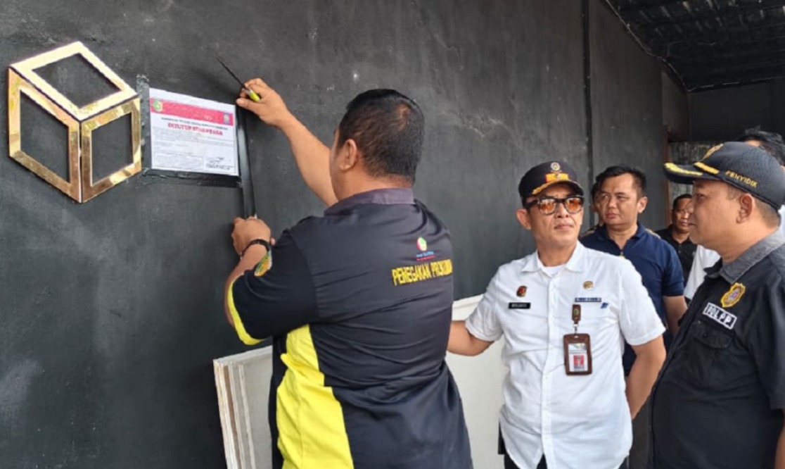 Satpol PP Kota Palangka Raya memasang segel penutupan sementara salah satu THM di Jalan Temanggung Tilung. WUDI ASHADI/KALTENG POS