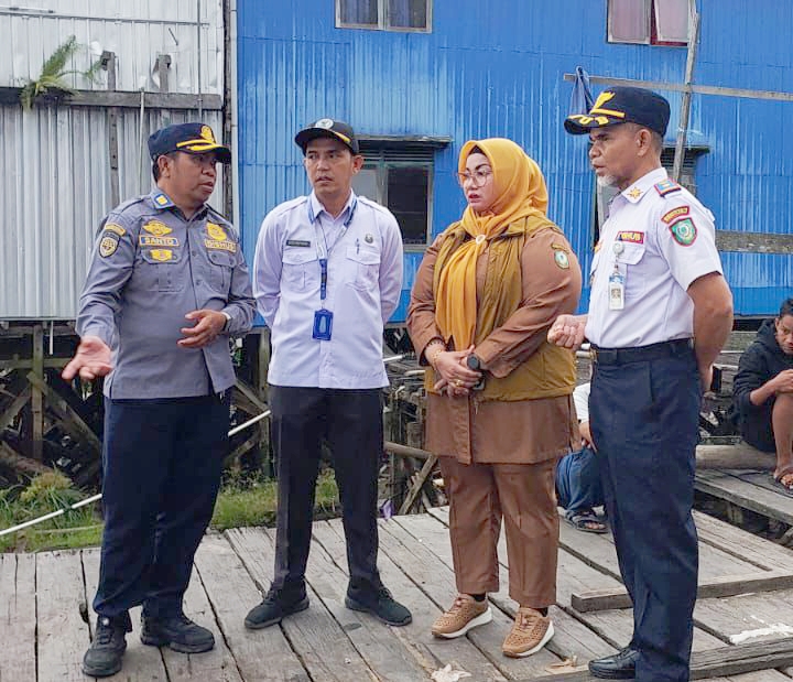 Wakil Bupati Kotim Irawati bersama sejumlah instansi melakukan inspeksi langsung terhadap operasional taksi sungai. HUMAS