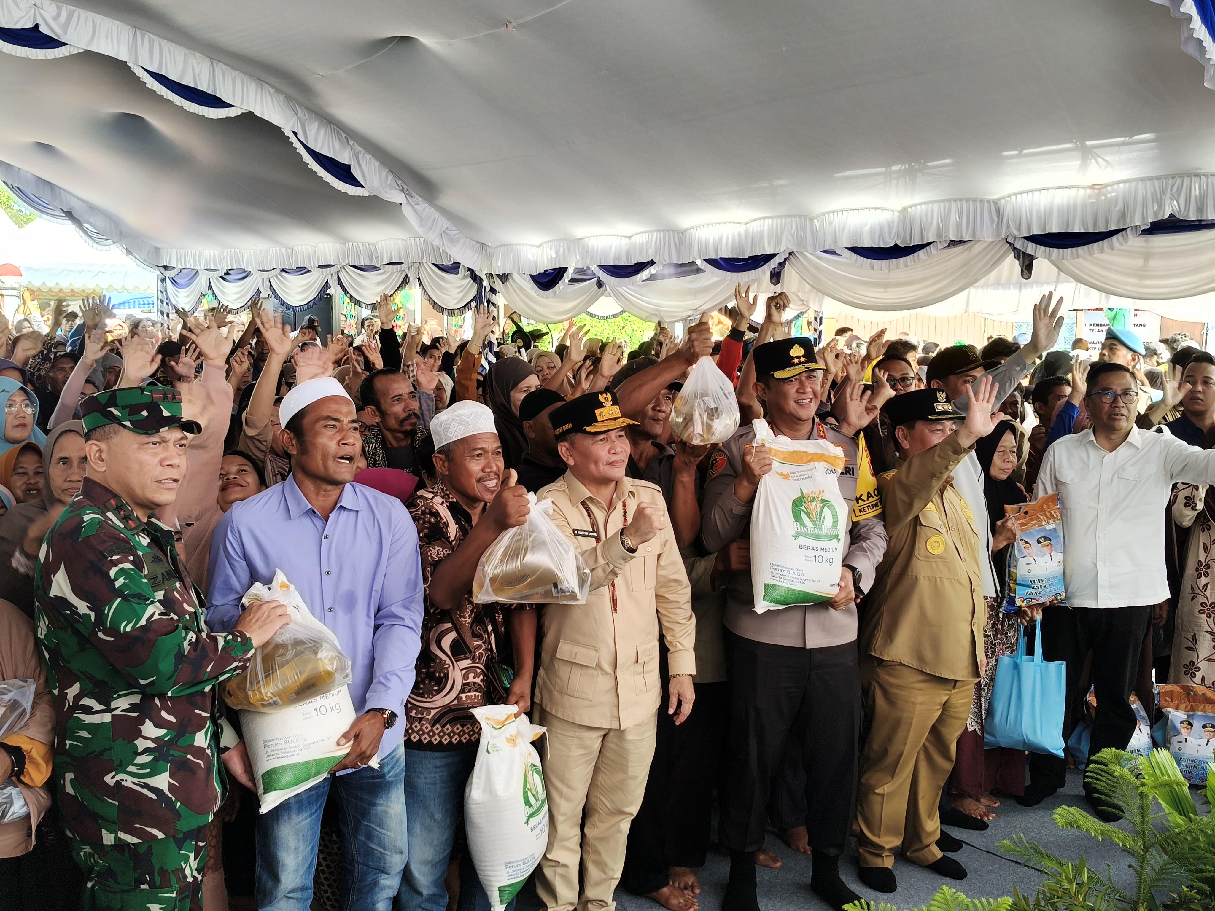 Penyaluran bantuan dipusatkan di kawasan Museum Kayu Sampit. MIFTAH/KALTENGPOS.JAWAPOS.COM