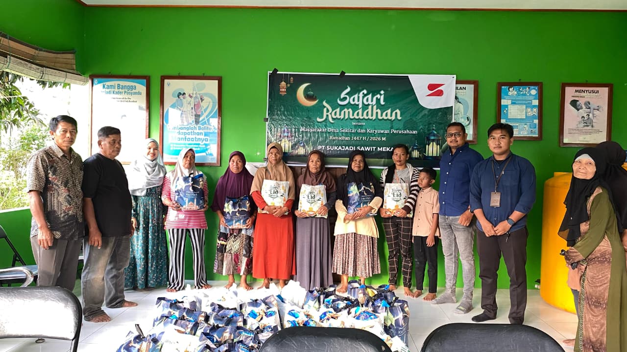 Penyaluran bantuan oleh PT SMM dalam rangka kegiatan Safari Ramadan. HUMAS