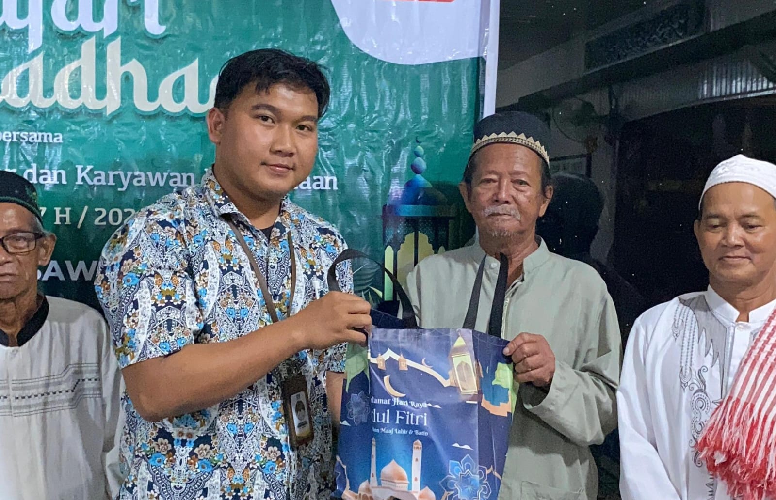 PT Sukajadi Sawit Mekar (SSM) menggelar Safari Ramadan dengan menyalurkan ratusan paket sembako kepada masyarakat. HUMAS