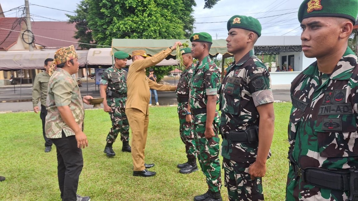 Bupati Bartim, M Yamin melakukan prosesi tapung tawar untuk para prajurit yonif TP 924 Uria Mapas di halaman kantor bupati, Senin (16/3). HENY/ KALTENG POS